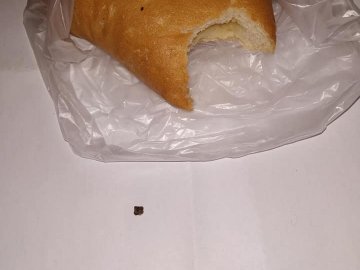 Лучанин у супермаркеті придбав пиріжок із камінням. ФОТО