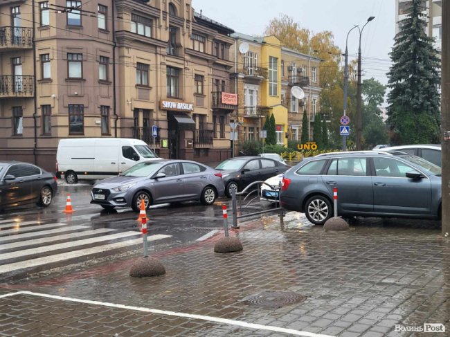 У центрі Луцька зіткнулись дві автівки. ФОТО