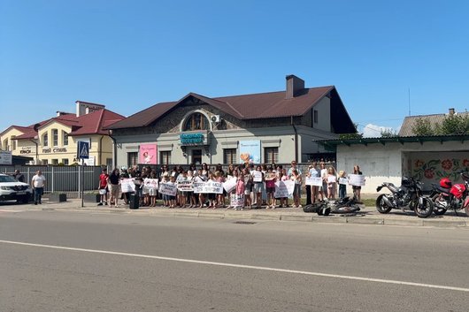 У селищі на Волині люди вимагали посилення контролю за підлітками на мотоциклах і скутерах. ВІДЕО