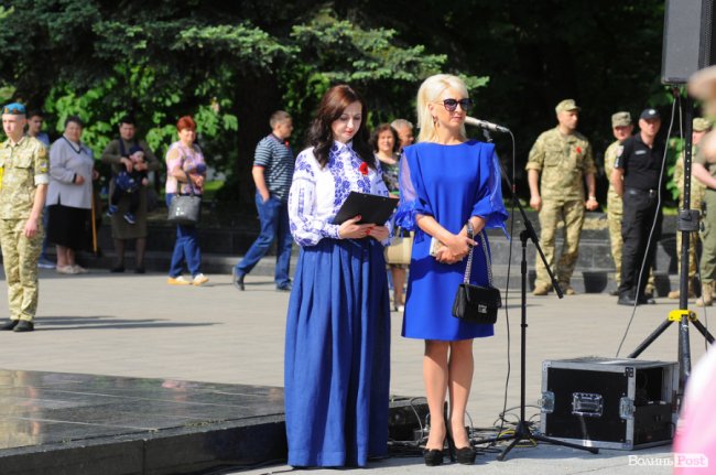 З маками і трояндами: у Луцьку відзначили річницю перемоги над нацизмом. ФОТО