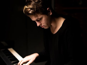 У Луцьку виступить піаніст Alex Pian, який грав під сиренами на львівському вокзалі. ВІДЕО
