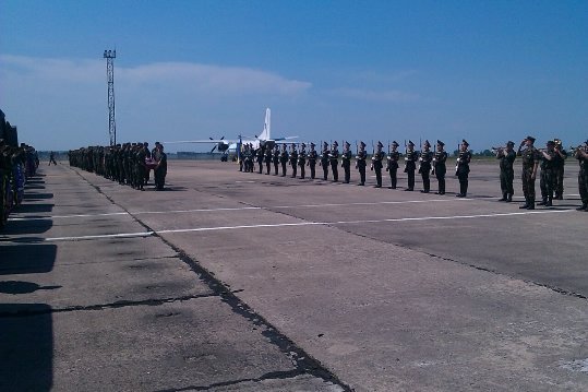 Літаки з тілами загиблих на Сході волинян приземлилися у Рівному. ФОТО