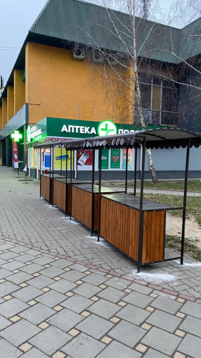 У Луцьку на Соборності встановили ятки для торгівлі городиною. ФОТО