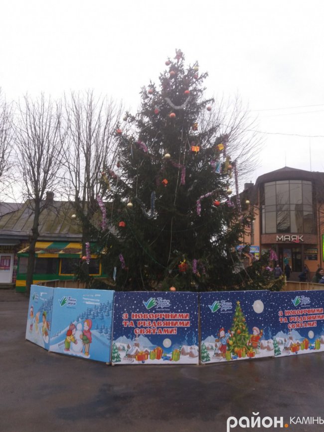 У місті на Волині встановили новорічну ялинку
