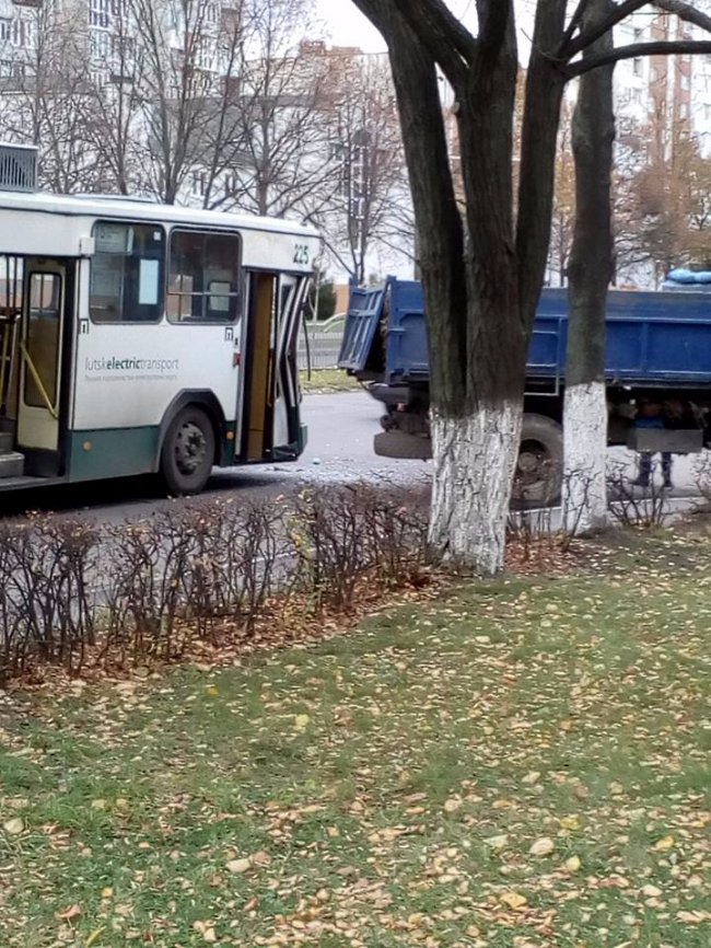 У Луцьку тролейбус протаранив ЗіЛ. ФОТО