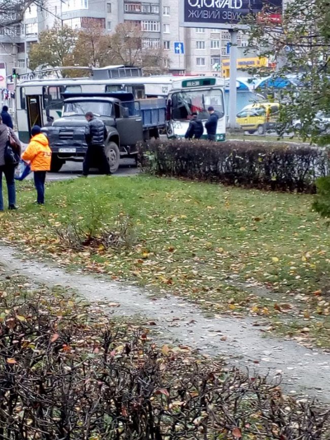 У Луцьку тролейбус протаранив ЗіЛ. ФОТО