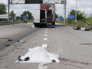 «Дівчина ще метрів 10 переверталася по асфальту»: очевидець розповів жахливі подробиці аварії на Житомирщині