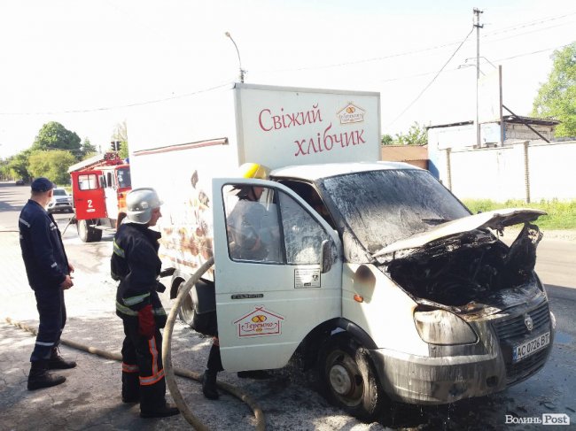 У Луцьку горіла автівка з хлібом. ФОТО