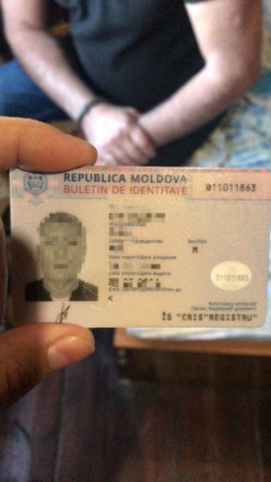 Запрошував «погратися», роздягав та фотографував: на Одещині затримали іноземця, який знімав дитяче порно