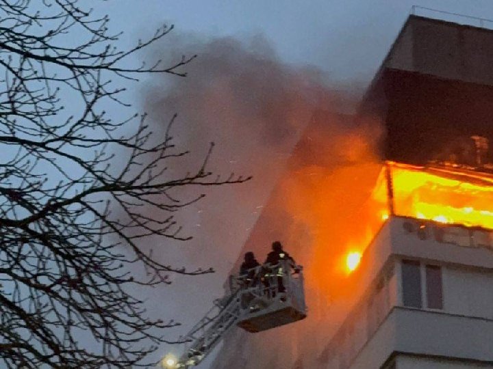 Вибиті вікна та пожежа на балконі багатоповерхівки: у Луцьку рятувальники показали наслідки російського обстрілу