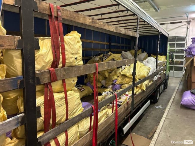 Через «Ягодин» намагалися ввезти контрабанду одягу та взуття на 3,3 мільйони