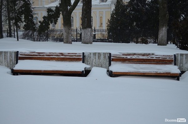 Луцьк замітає снігом. ФОТО