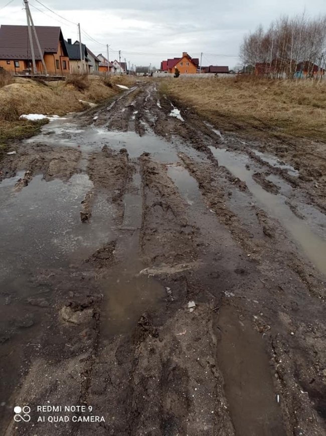 Застрягають автівки: кілька вулиць Каменя-Каширського потопають в болоті. ФОТО
