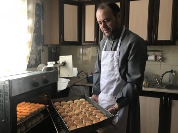 Священник з Волині 30 років пече хліб для богослужінь 