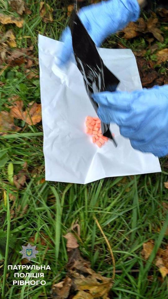 Дитина за кермом, наркотики, пістолет: як у Рівному затримували порушників