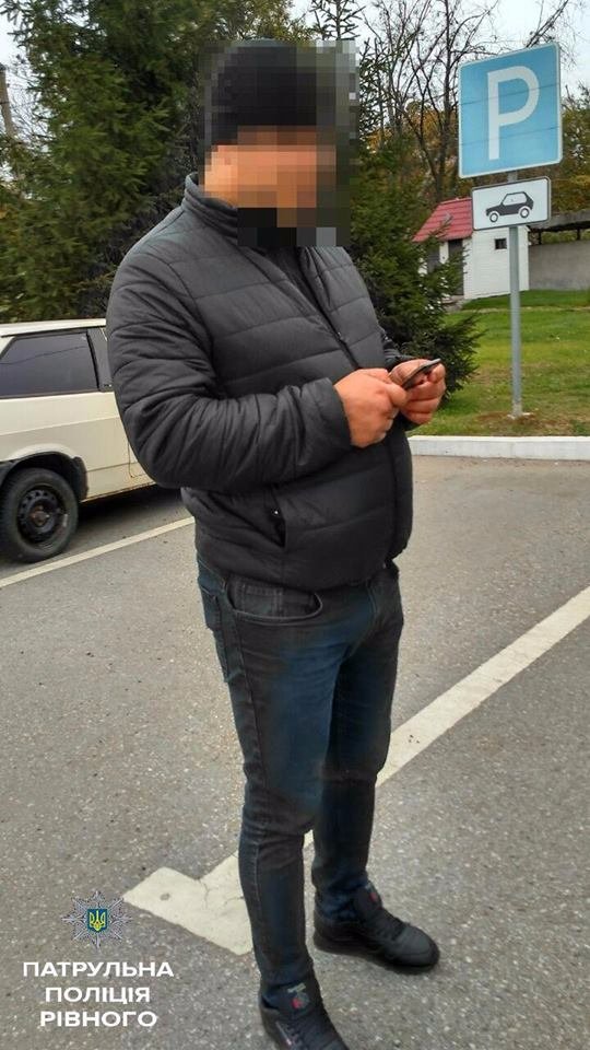 Дитина за кермом, наркотики, пістолет: як у Рівному затримували порушників