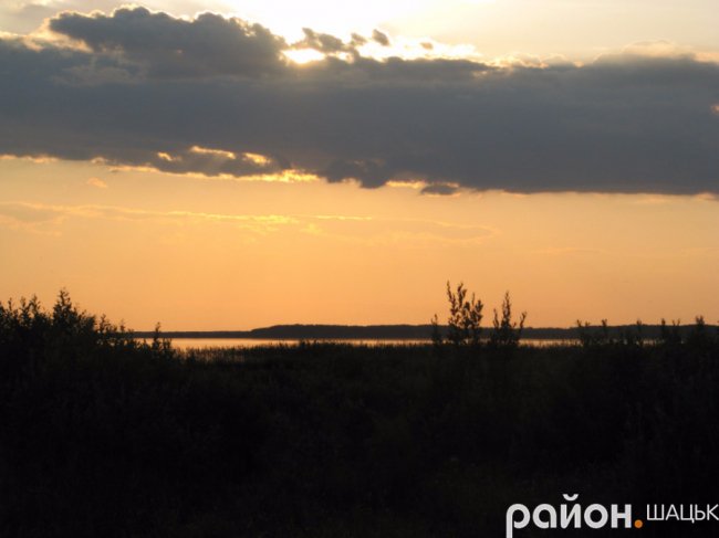 Палаюче небо: фото заходу сонця на Світязі