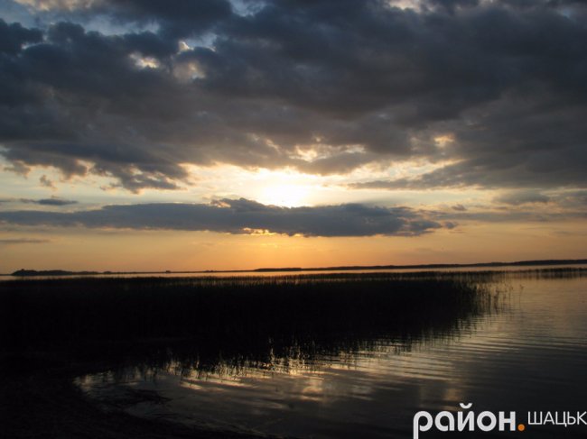 Палаюче небо: фото заходу сонця на Світязі