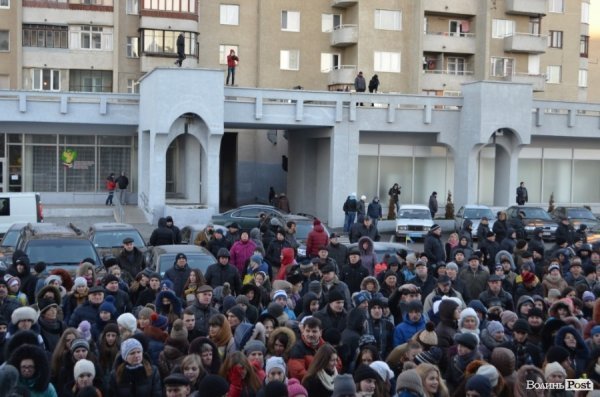 Гарячий світанок у Луцьку: як пікетували губернатора. ФОТО