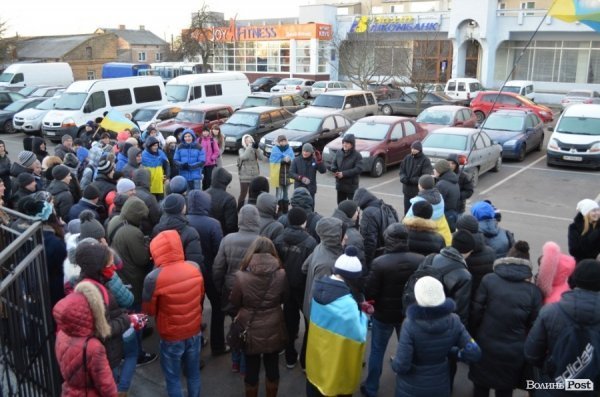 Гарячий світанок у Луцьку: як пікетували губернатора. ФОТО
