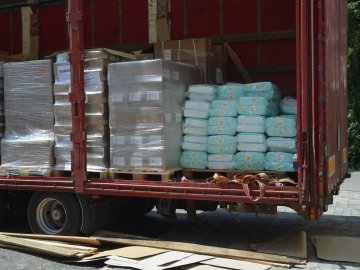 Вартість – понад 120 тисяч євро: до Луцька прибув вантаж з медикаментами для 31 лікарні України