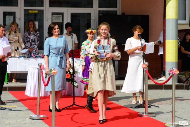 130 випускників луцьких шкіл урочисто отримали медалі: як це було. ФОТОРЕПОРТАЖ