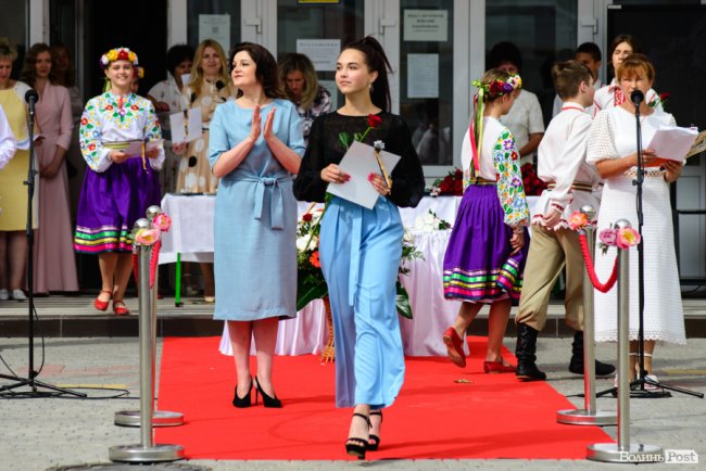 130 випускників луцьких шкіл урочисто отримали медалі: як це було. ФОТОРЕПОРТАЖ