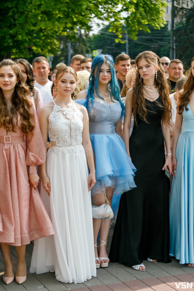 «Вчились у підвалах та без світла, але ми впоралися»: у Луцьку нагородили медалістів. ФОТО