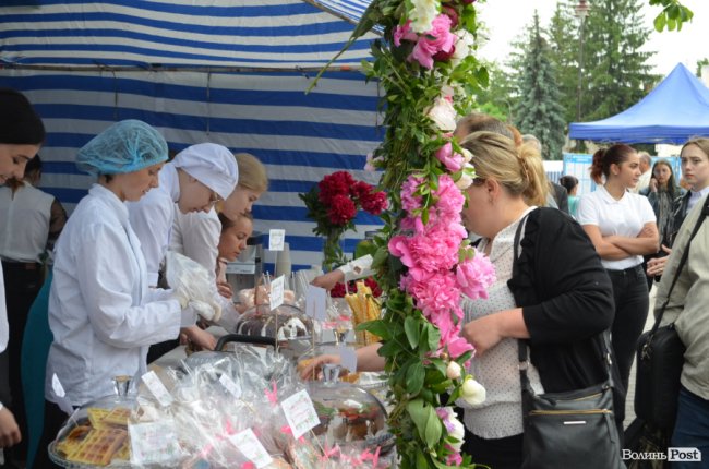 Від мініатюрних тістечок до величезних гойдалок: у центрі Луцька – свято професійної освіти. ФОТО
