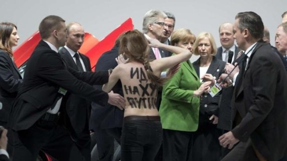 FEMEN напали на Путіна та Меркель. ФОТО