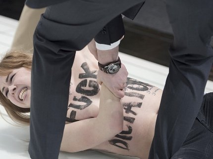 FEMEN напали на Путіна та Меркель. ФОТО