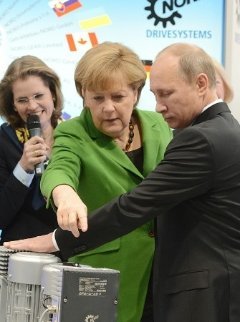 FEMEN напали на Путіна та Меркель. ФОТО