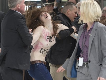 FEMEN напали на Путіна та Меркель. ФОТО