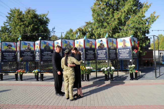 В громаді на Волині родинам полеглих воїнів вручили посмертні ордени «За мужність»