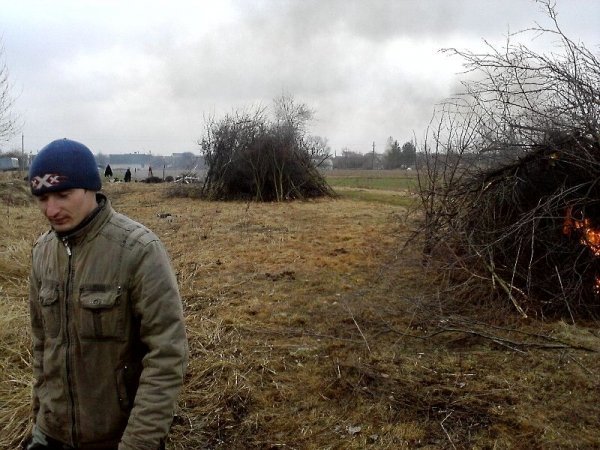 На Волині прибирають кладовища до Пасхи. ФОТО