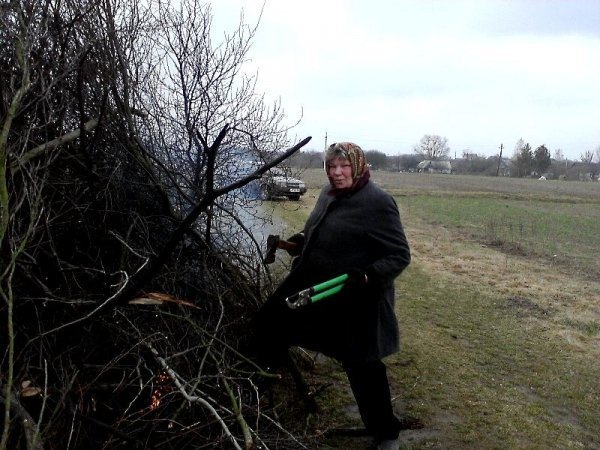 На Волині прибирають кладовища до Пасхи. ФОТО