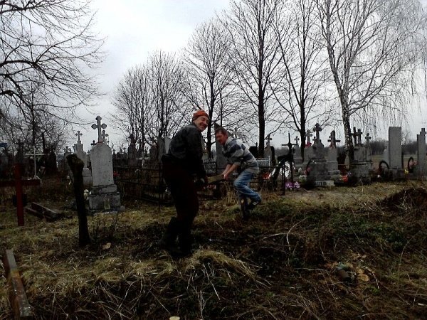 На Волині прибирають кладовища до Пасхи. ФОТО