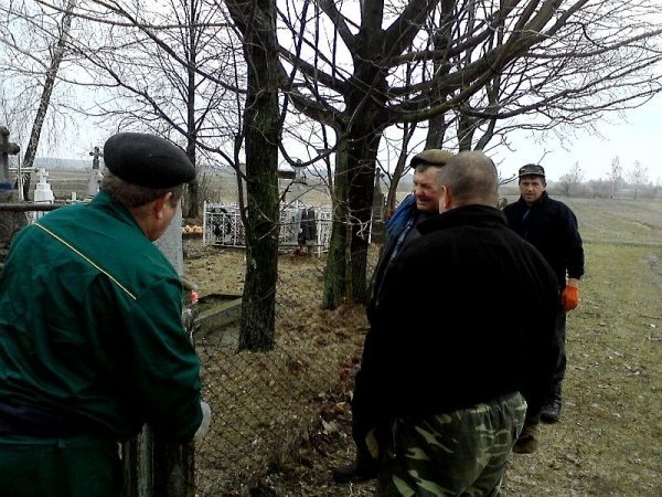 На Волині прибирають кладовища до Пасхи. ФОТО