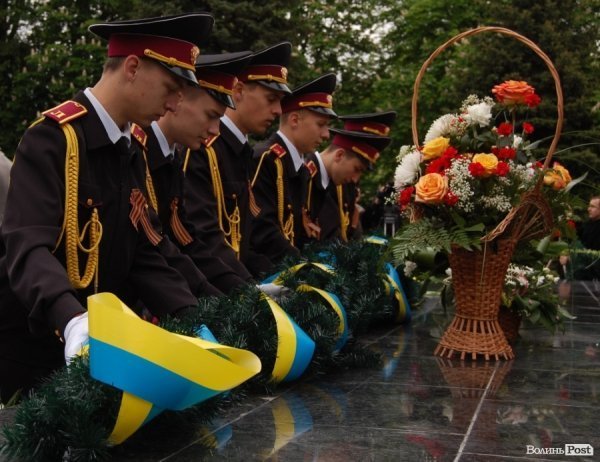 Парад Перемоги у Луцьку пройшов з комуністами і міліцією