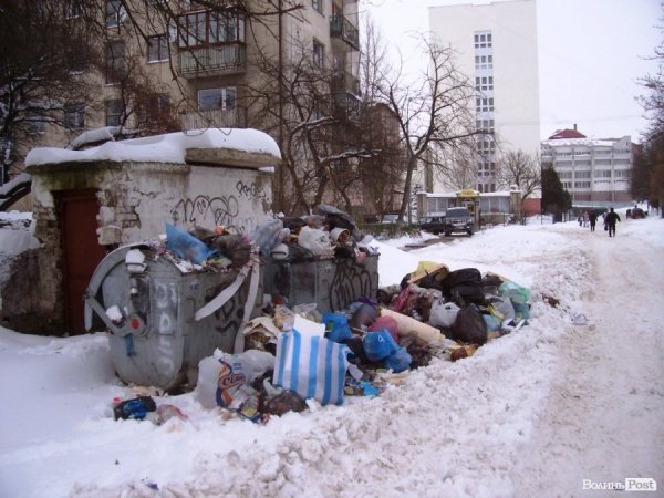 Сміття не влазить у баки