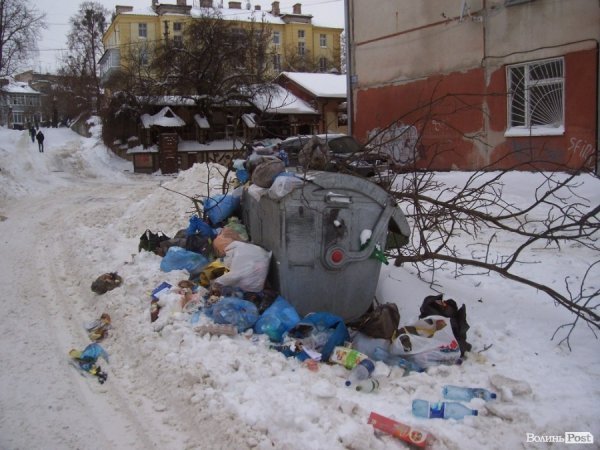 Через сніг з Луцька не встигають вивозити сміття. ФОТО