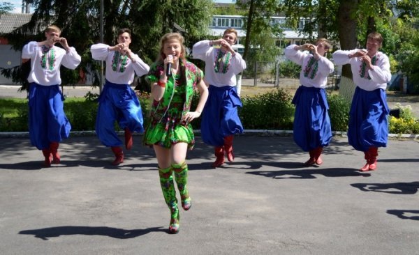 У Луцьку піснями та танцями розважали поранених військових. ФОТО