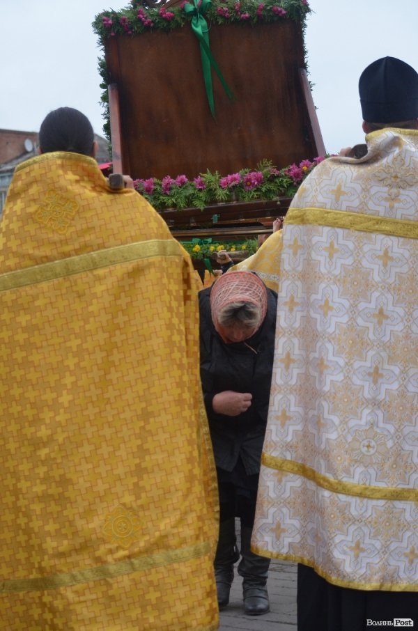 Священнослужителі пронесли через центр Луцька церковні святині. ФОТО