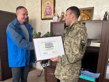 Залужний нагородив волинського волонтера