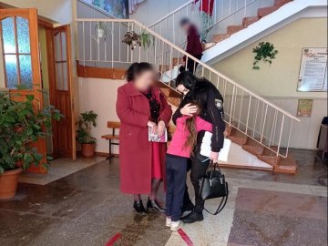 Б’ють по спині та ногах: на Волині школярка поскаржилася поліції на власних батьків