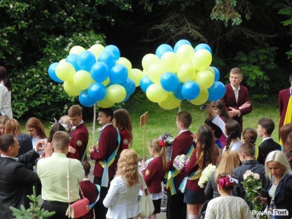 Останній дзвінок у Луцьку: четверта гімназія. ФОТО