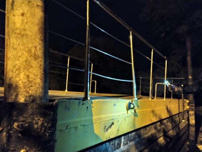 У Луцьку неповнолітні вандали поламали огорожу причалу. ФОТО