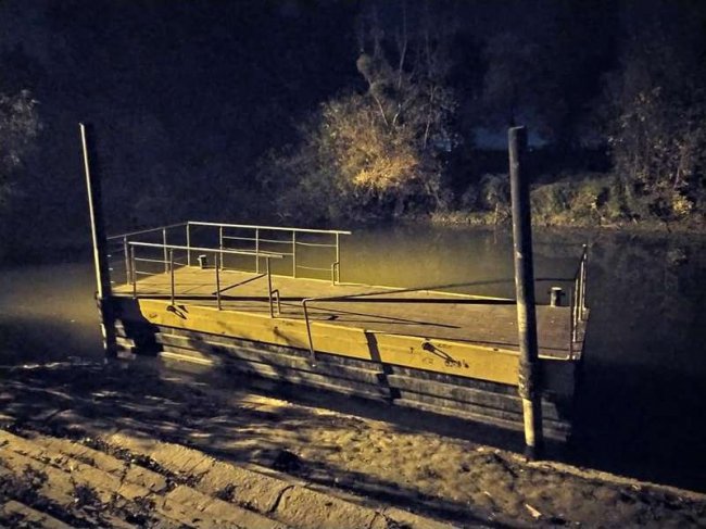 У Луцьку неповнолітні вандали поламали огорожу причалу. ФОТО