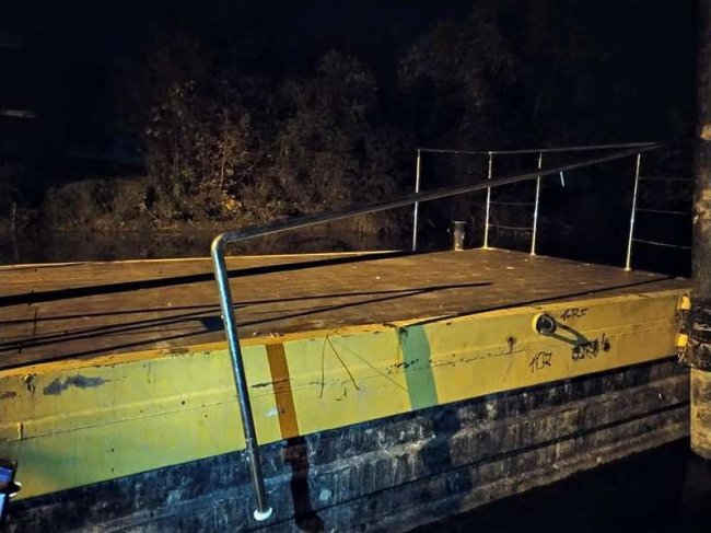 У Луцьку неповнолітні вандали поламали огорожу причалу. ФОТО