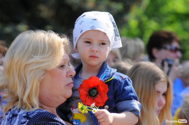 З маками і трояндами: у Луцьку відзначили річницю перемоги над нацизмом. ФОТО
